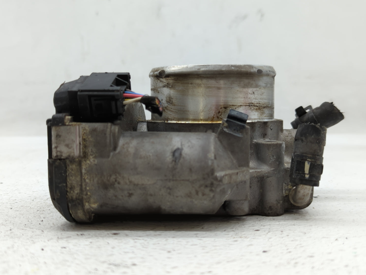2012-2015 Kia Sorento Throttle Body P/N:35100-2G700 Fits Fits 2011 2012 2013 2014 2015 2016 OEM Used Auto Parts - Oemusedaut