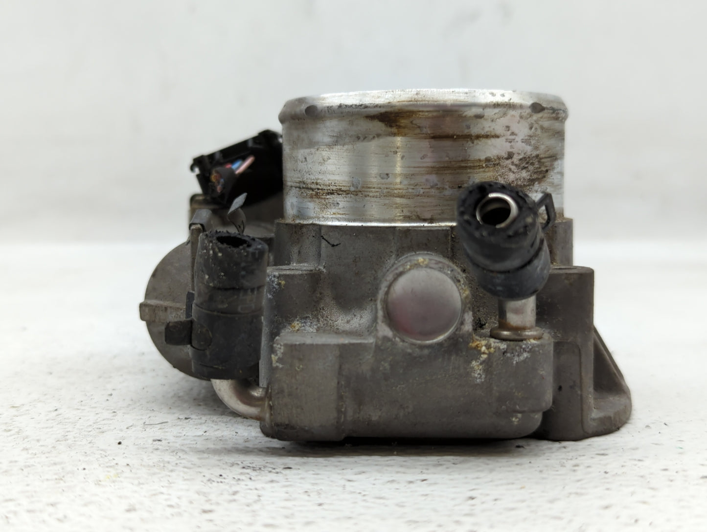 2012-2015 Kia Sorento Throttle Body P/N:35100-2G700 Fits Fits 2011 2012 2013 2014 2015 2016 OEM Used Auto Parts - Oemusedaut