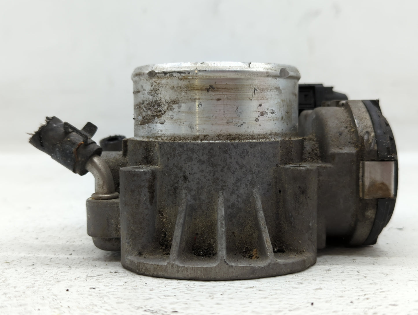 2012-2015 Kia Sorento Throttle Body P/N:35100-2G700 Fits Fits 2011 2012 2013 2014 2015 2016 OEM Used Auto Parts - Oemusedaut