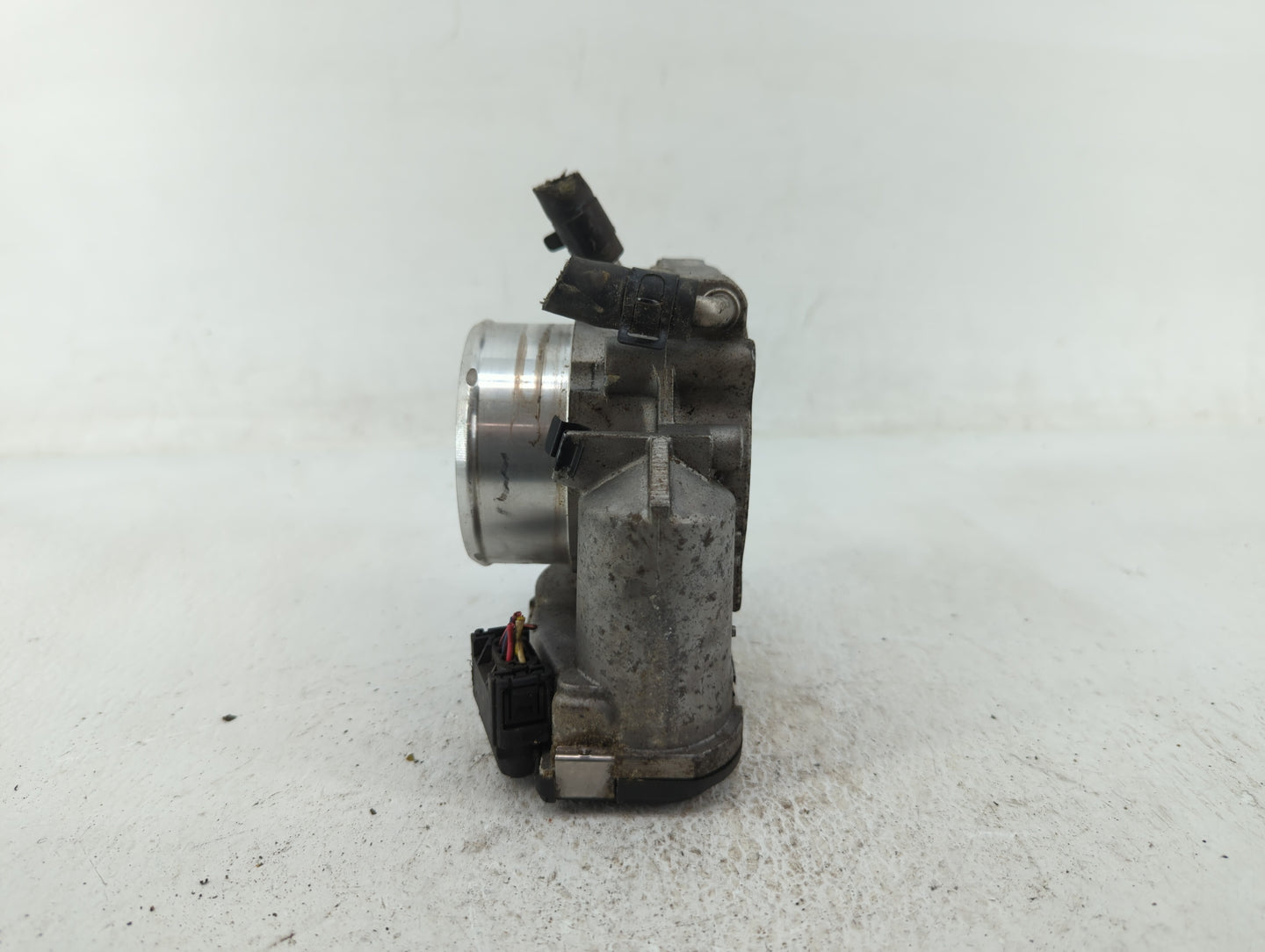 2012-2015 Kia Sorento Throttle Body P/N:35100-2G700 Fits Fits 2011 2012 2013 2014 2015 2016 OEM Used Auto Parts - Oemusedaut