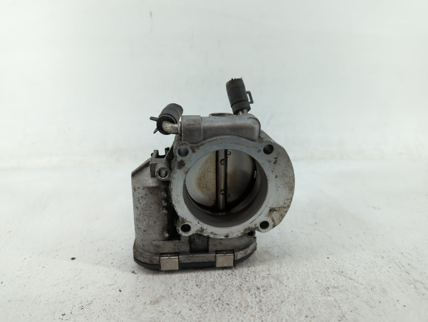 2012-2015 Kia Sorento Throttle Body P/N:35100-2G700 Fits Fits 2011 2012 2013 2014 2015 2016 OEM Used Auto Parts - Oemusedaut