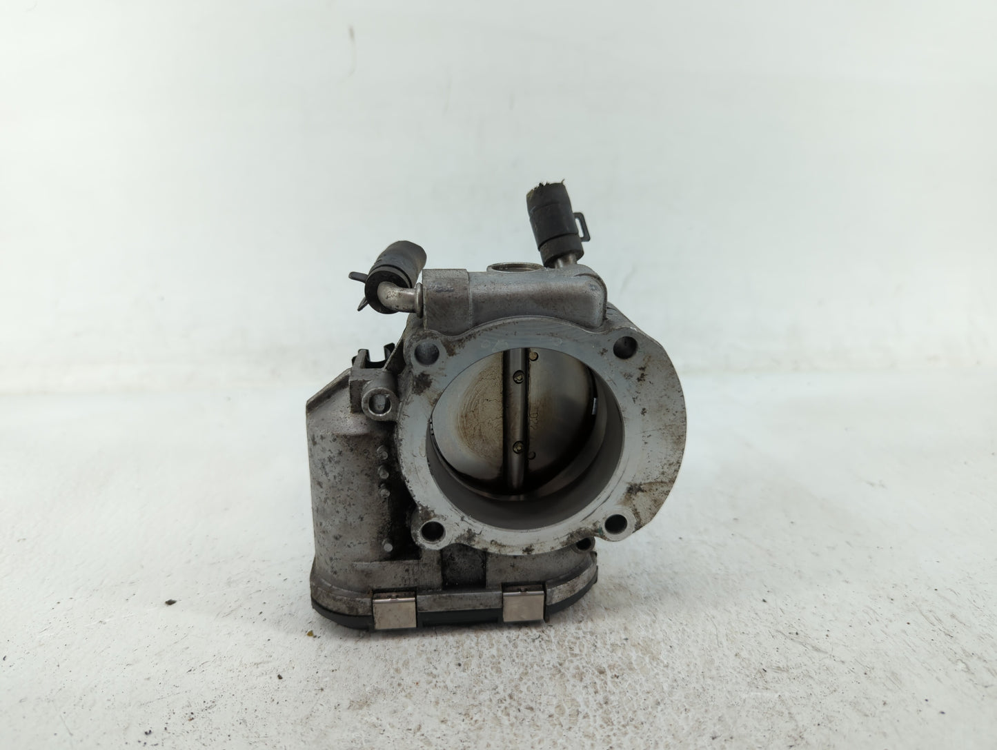 2012-2015 Kia Sorento Throttle Body P/N:35100-2G700 Fits Fits 2011 2012 2013 2014 2015 2016 OEM Used Auto Parts - Oemusedaut