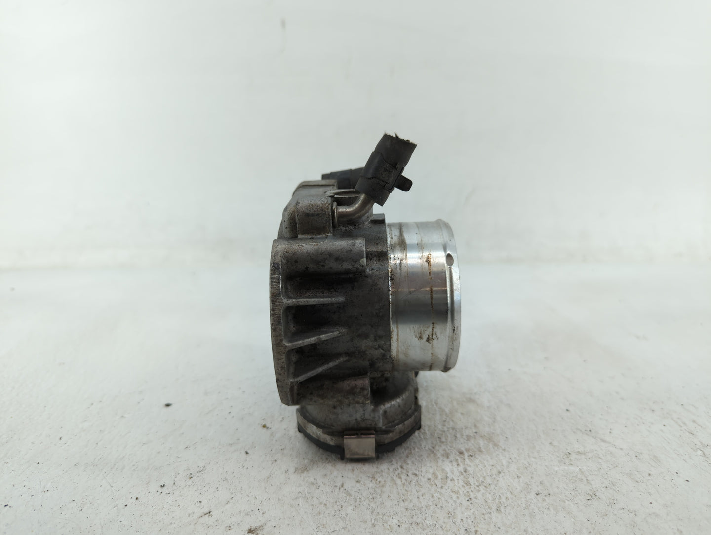 2012-2015 Kia Sorento Throttle Body P/N:35100-2G700 Fits Fits 2011 2012 2013 2014 2015 2016 OEM Used Auto Parts - Oemusedaut