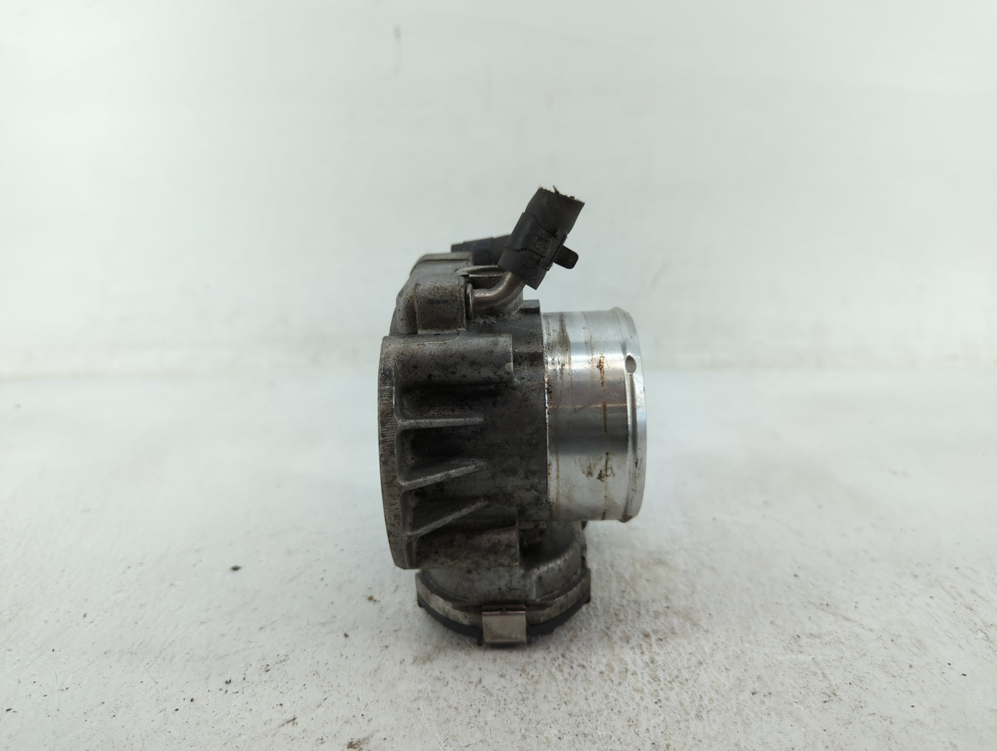 2012-2015 Kia Sorento Throttle Body P/N:35100-2G700 Fits Fits 2011 2012 2013 2014 2015 2016 OEM Used Auto Parts - Oemusedaut