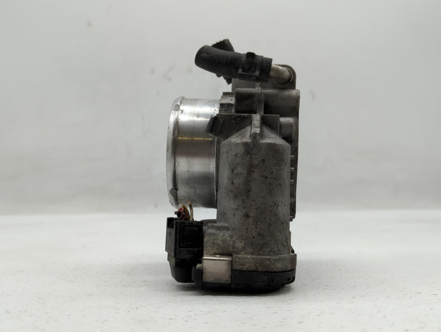 2012-2015 Kia Sorento Throttle Body P/N:35100-2G700 Fits Fits 2011 2012 2013 2014 2015 2016 OEM Used Auto Parts - Oemusedaut