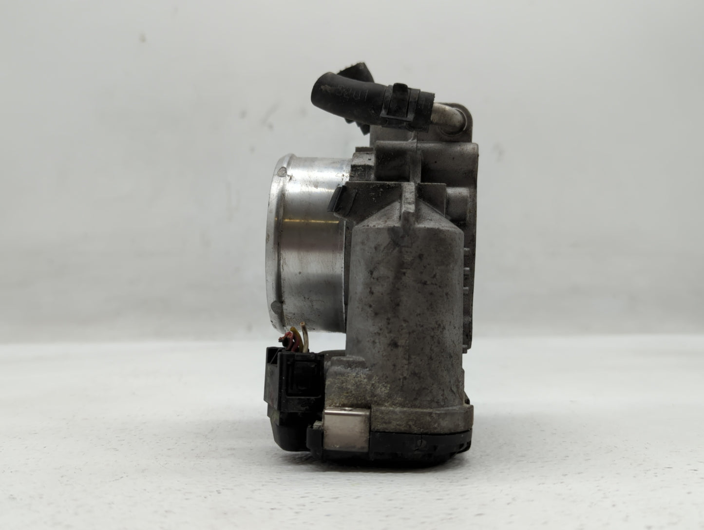 2012-2015 Kia Sorento Throttle Body P/N:35100-2G700 Fits Fits 2011 2012 2013 2014 2015 2016 OEM Used Auto Parts - Oemusedaut