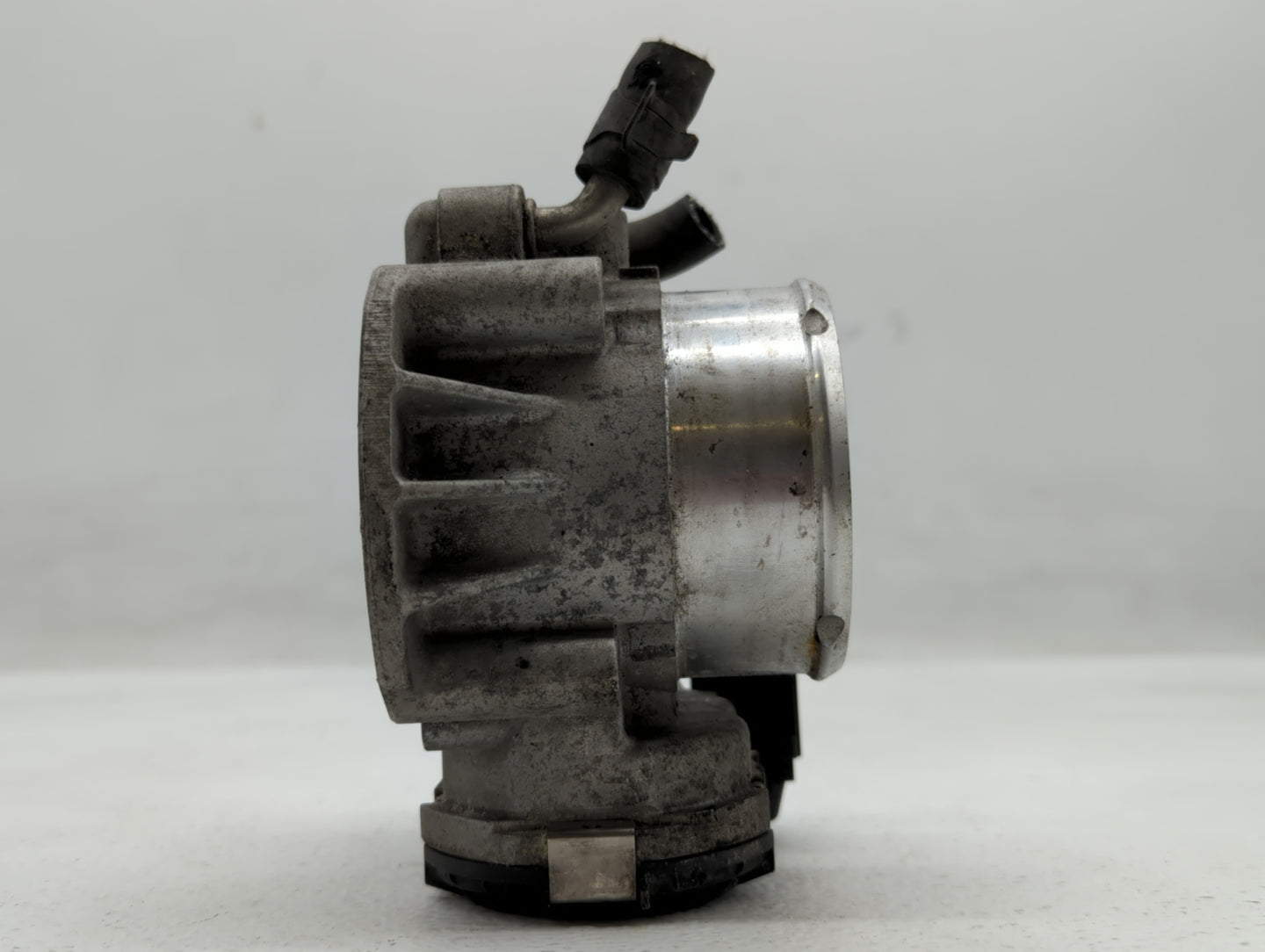 2012-2015 Kia Sorento Throttle Body P/N:35100-2G700 Fits Fits 2011 2012 2013 2014 2015 2016 OEM Used Auto Parts - Oemusedaut