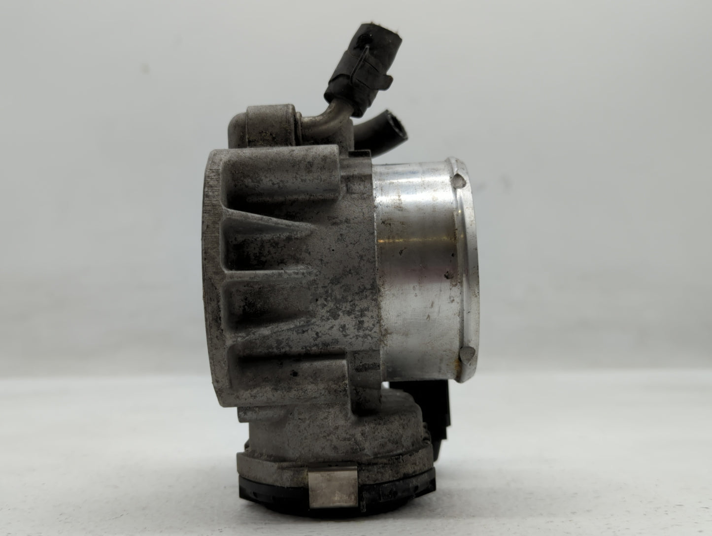 2012-2015 Kia Sorento Throttle Body P/N:35100-2G700 Fits Fits 2011 2012 2013 2014 2015 2016 OEM Used Auto Parts - Oemusedaut