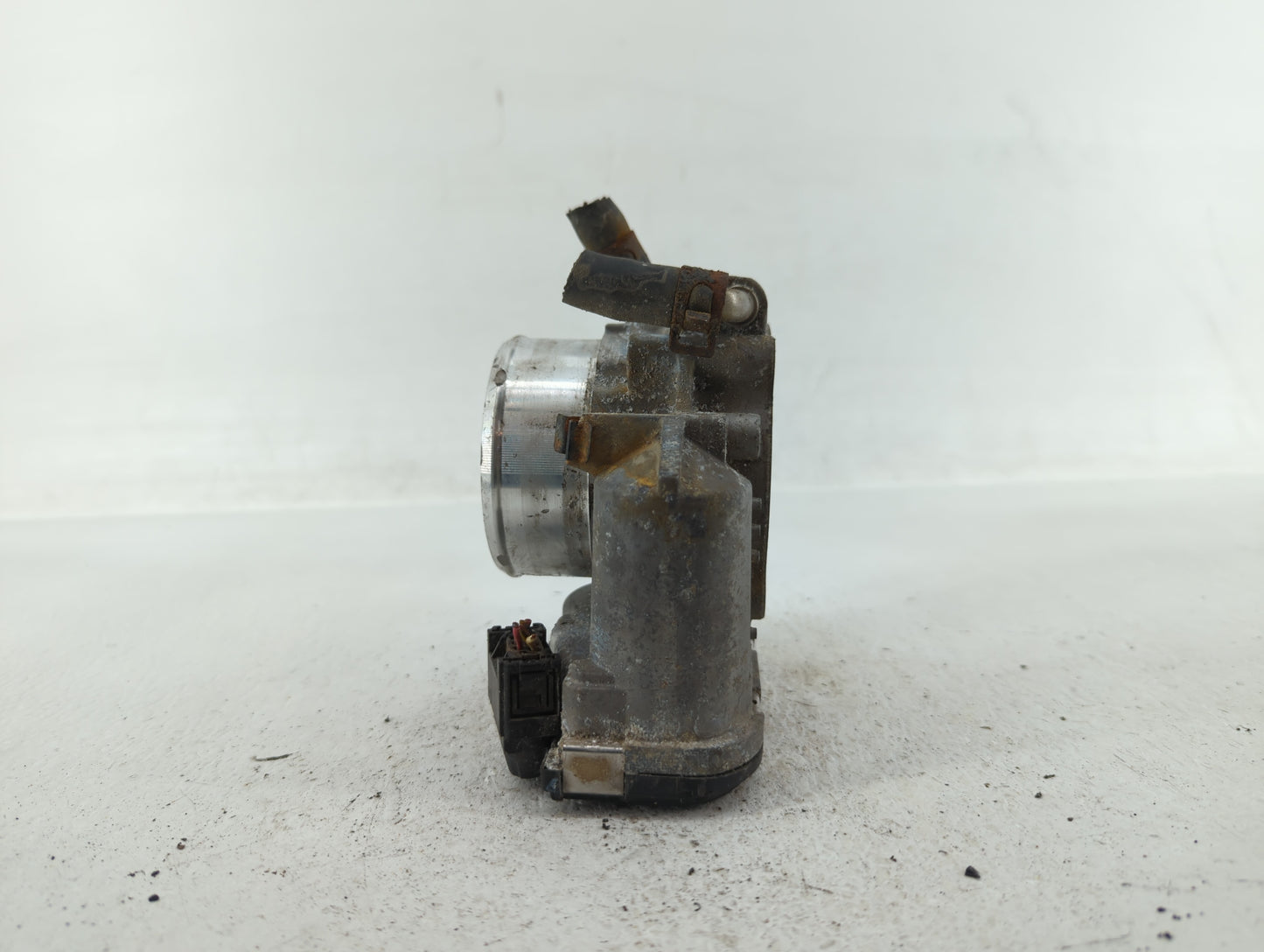 2012-2015 Kia Sorento Throttle Body P/N:35100-2G700 Fits Fits 2011 2012 2013 2014 2015 2016 OEM Used Auto Parts - Oemusedaut