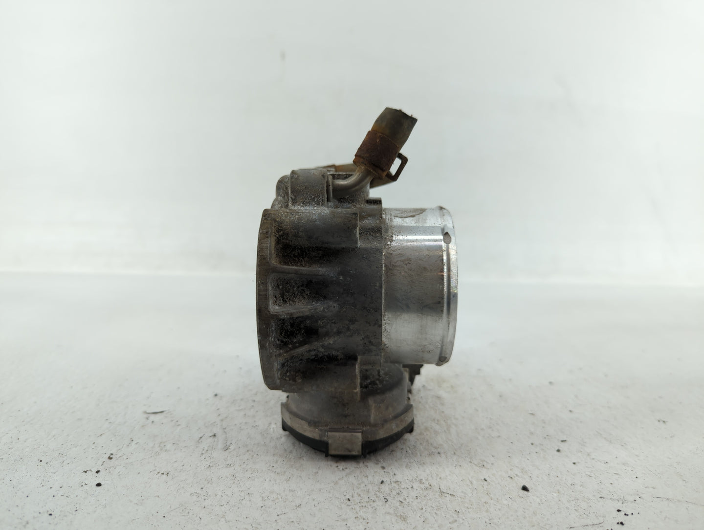 2012-2015 Kia Sorento Throttle Body P/N:35100-2G700 Fits Fits 2011 2012 2013 2014 2015 2016 OEM Used Auto Parts - Oemusedaut