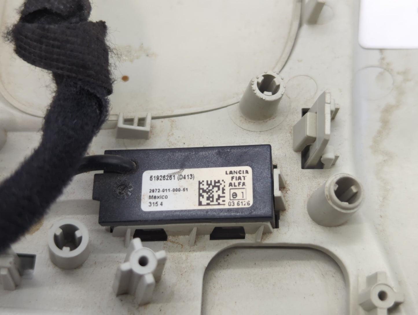 2014 Kia Sorento Overhead Roof Console White - Oemusedautoparts1.com