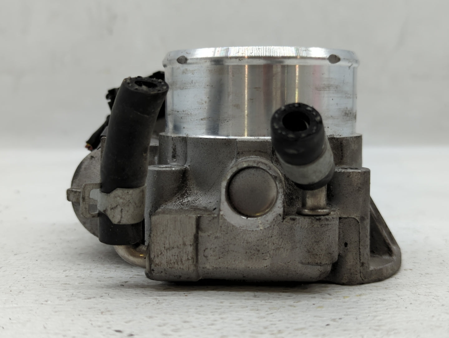 2012-2015 Kia Sorento Throttle Body P/N:35100-2G700 Fits Fits 2011 2012 2013 2014 2015 2016 OEM Used Auto Parts - Oemusedaut