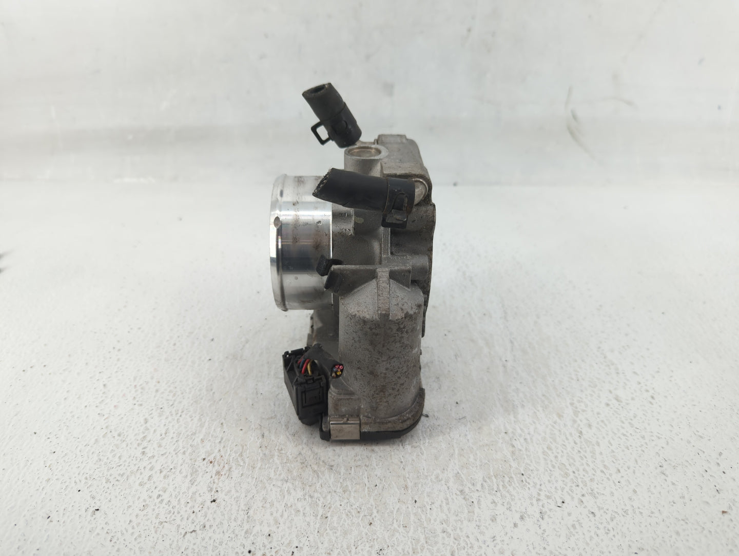 2012-2015 Kia Sorento Throttle Body P/N:35100-2G700 Fits Fits 2011 2012 2013 2014 2015 2016 OEM Used Auto Parts - Oemusedaut