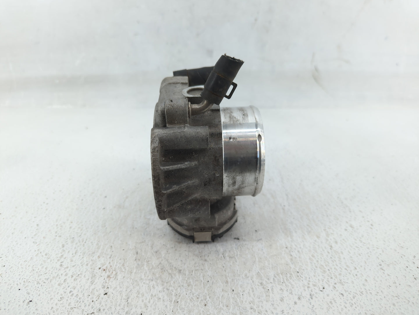 2012-2015 Kia Sorento Throttle Body P/N:35100-2G700 Fits Fits 2011 2012 2013 2014 2015 2016 OEM Used Auto Parts - Oemusedaut