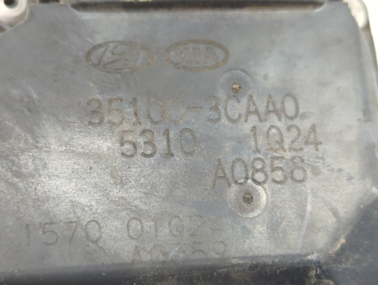 2014-2018 Kia Sorento Throttle Body P/N:4DR-3.3L V6 DOHC 24V Fits Fits 2012 2013 2014 2015 2016 2017 2018 OEM Used Auto Part