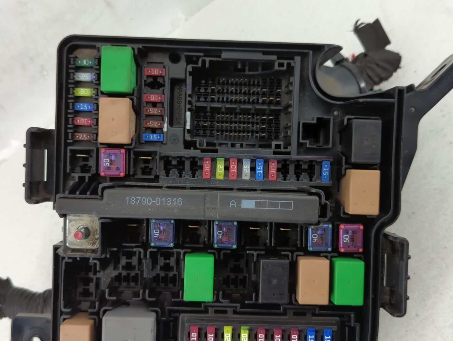 2014-2015 Kia Sorento Fusebox Fuse Box Panel Relay Module P/N:91941-2P520 Fits Fits 2014 2015 OEM Used Auto Parts - Oemuseda
