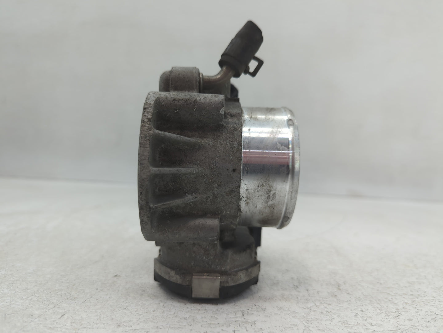 2012-2015 Kia Sorento Throttle Body P/N:35100-2G700 Fits Fits 2011 2012 2013 2014 2015 2016 OEM Used Auto Parts - Oemusedaut