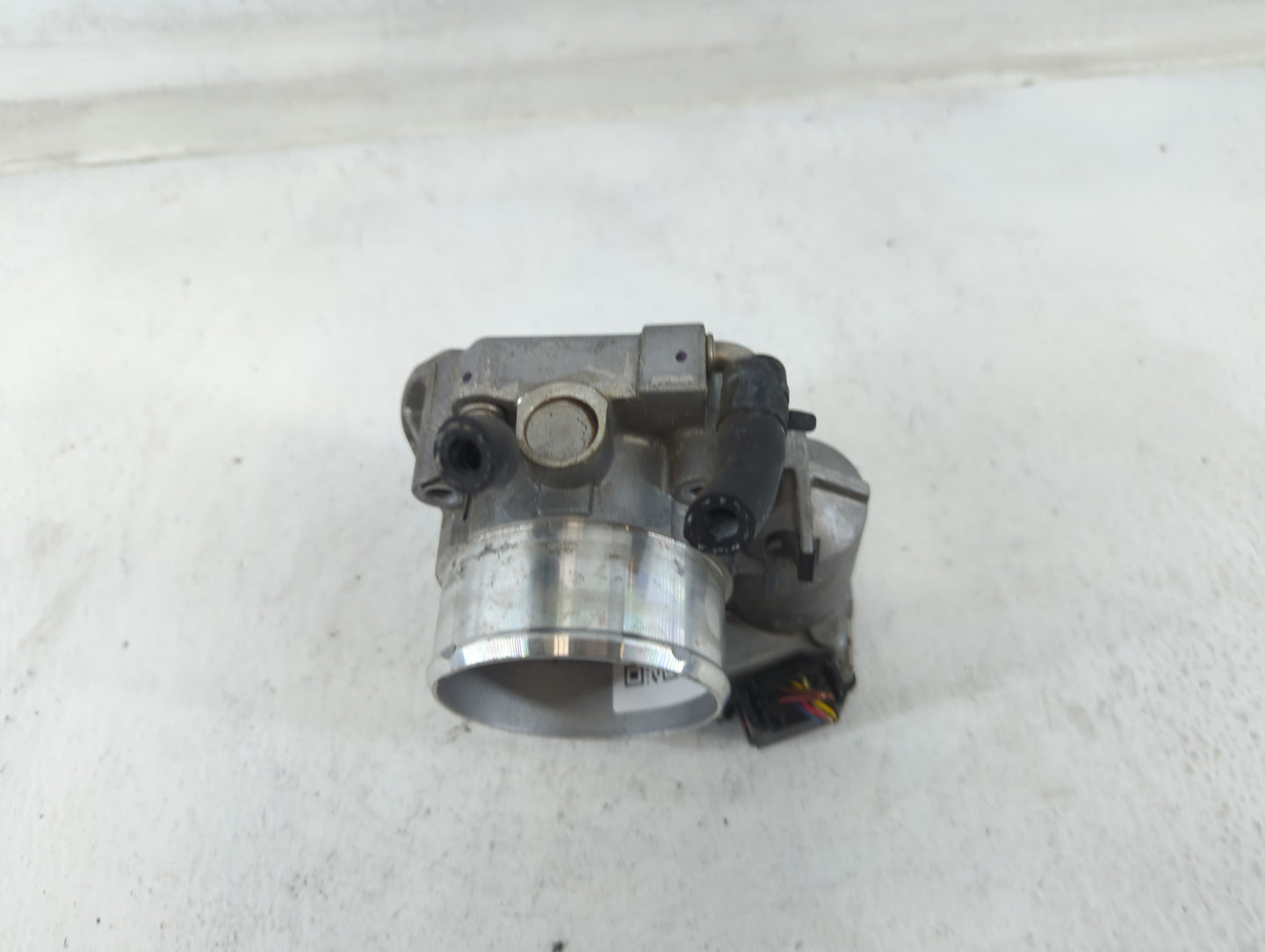 2012-2015 Kia Sorento Throttle Body P/N:35100-2G700 Fits Fits 2011 2012 2013 2014 2015 2016 OEM Used Auto Parts - Oemusedaut