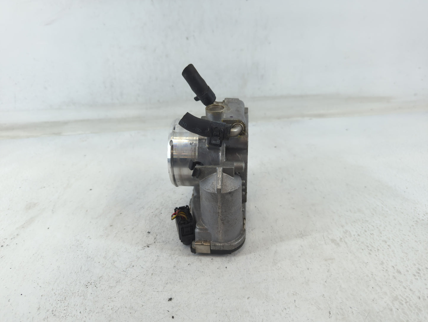 2012-2015 Kia Sorento Throttle Body P/N:35100-2G700 Fits Fits 2011 2012 2013 2014 2015 2016 OEM Used Auto Parts - Oemusedaut
