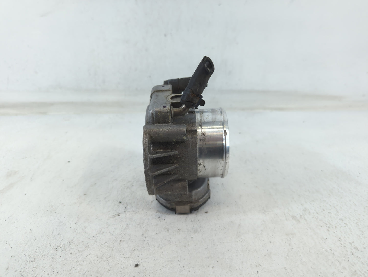 2012-2015 Kia Sorento Throttle Body P/N:35100-2G700 Fits Fits 2011 2012 2013 2014 2015 2016 OEM Used Auto Parts - Oemusedaut