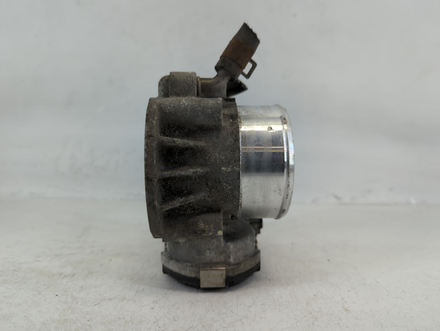 2012-2015 Kia Sorento Throttle Body P/N:35100-2G700 Fits Fits 2011 2012 2013 2014 2015 2016 OEM Used Auto Parts - Oemusedaut