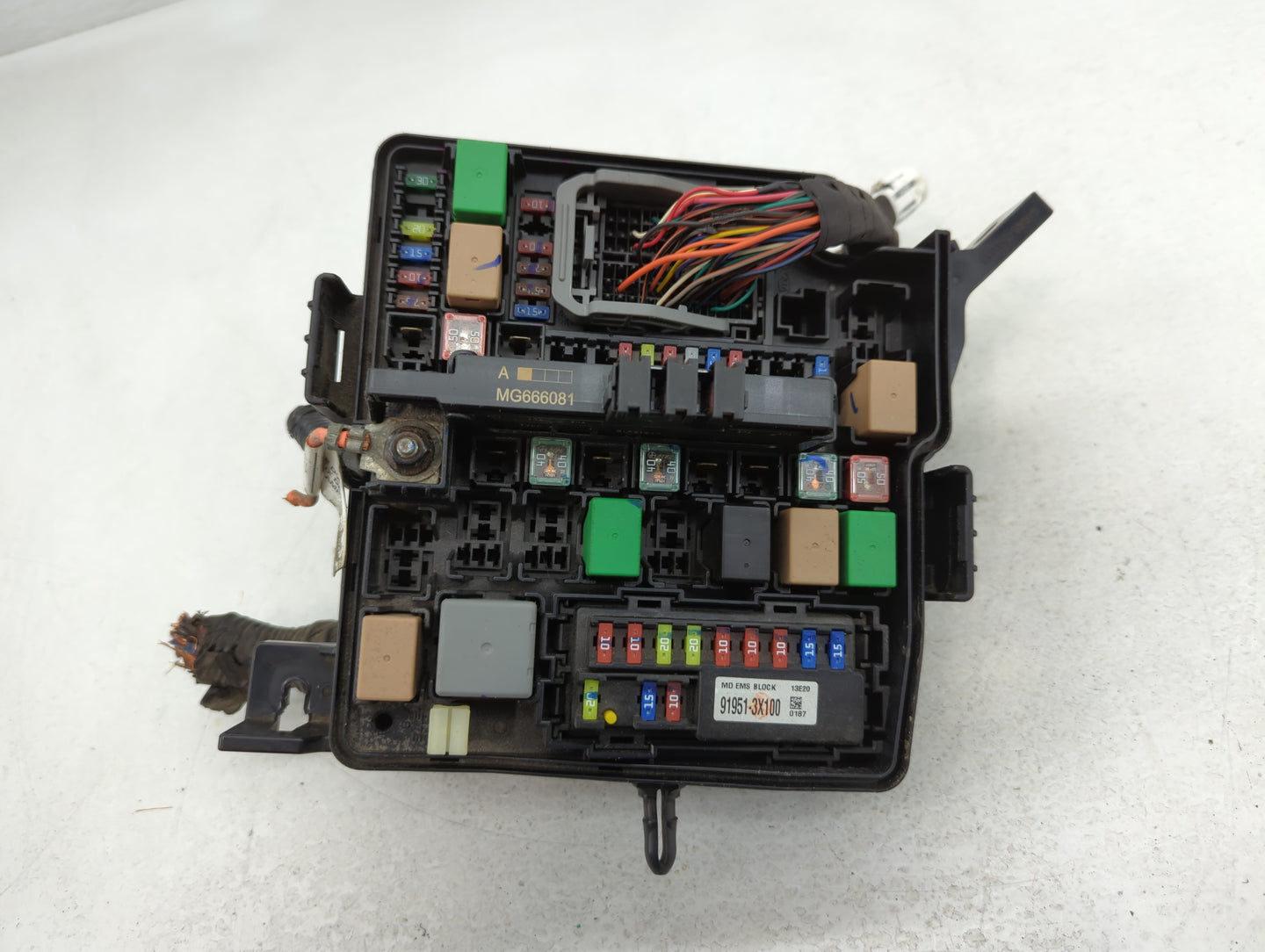 2014-2015 Kia Sorento Fusebox Fuse Box Panel Relay Module P/N:VS912501U222XA Fits Fits 2014 2015 OEM Used Auto Parts - Oemus