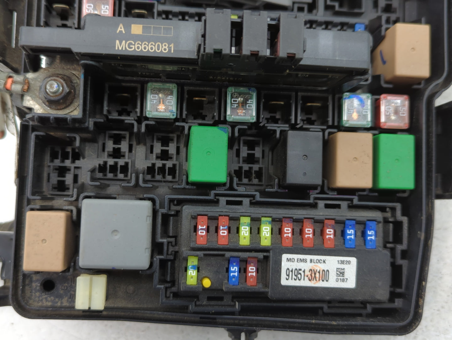 2014-2015 Kia Sorento Fusebox Fuse Box Panel Relay Module P/N:VS912501U222XA Fits Fits 2014 2015 OEM Used Auto Parts - Oemus