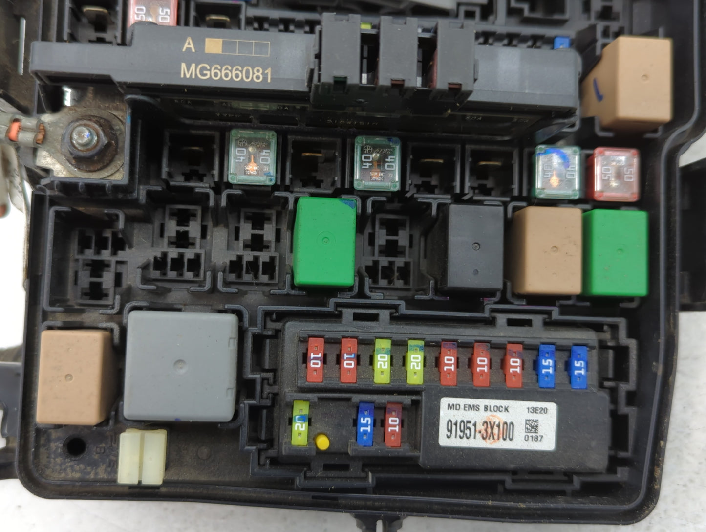 2014-2015 Kia Sorento Fusebox Fuse Box Panel Relay Module P/N:VS912501U222XA Fits Fits 2014 2015 OEM Used Auto Parts - Oemus