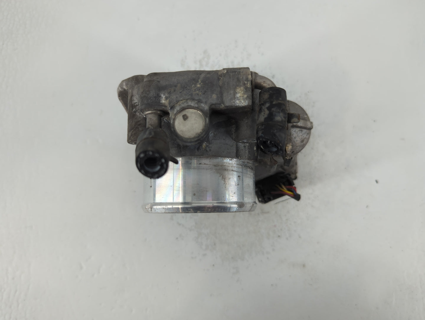 2012-2015 Kia Sorento Throttle Body P/N:35100-2G700 Fits Fits 2011 2012 2013 2014 2015 2016 OEM Used Auto Parts - Oemusedaut
