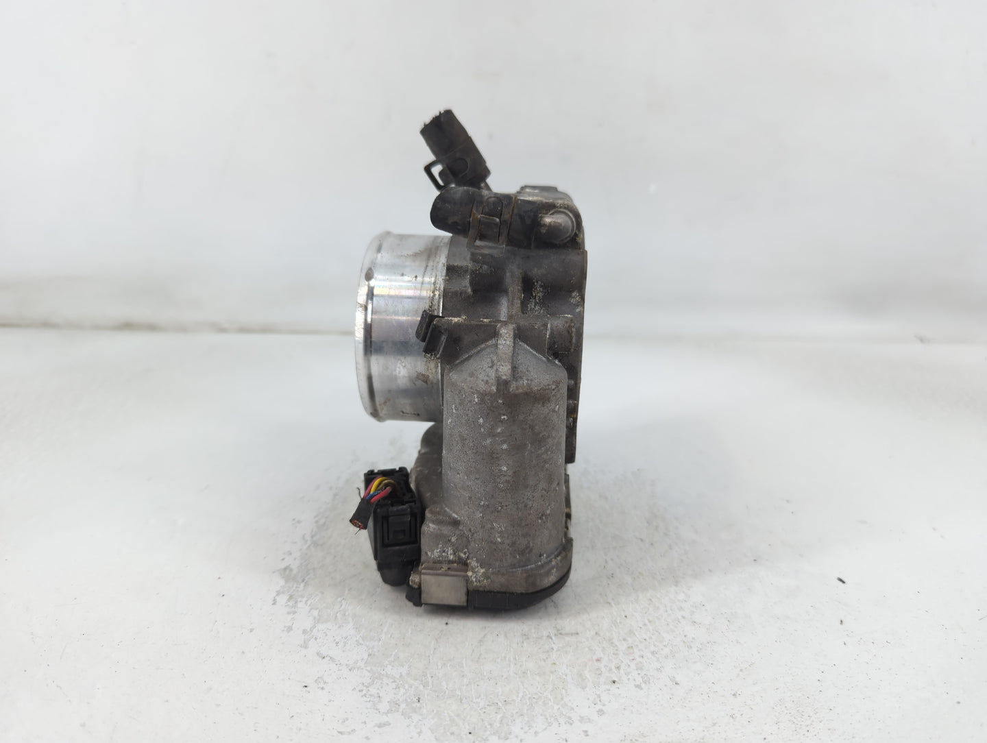 2012-2015 Kia Sorento Throttle Body P/N:35100-2G700 Fits Fits 2011 2012 2013 2014 2015 2016 OEM Used Auto Parts - Oemusedaut