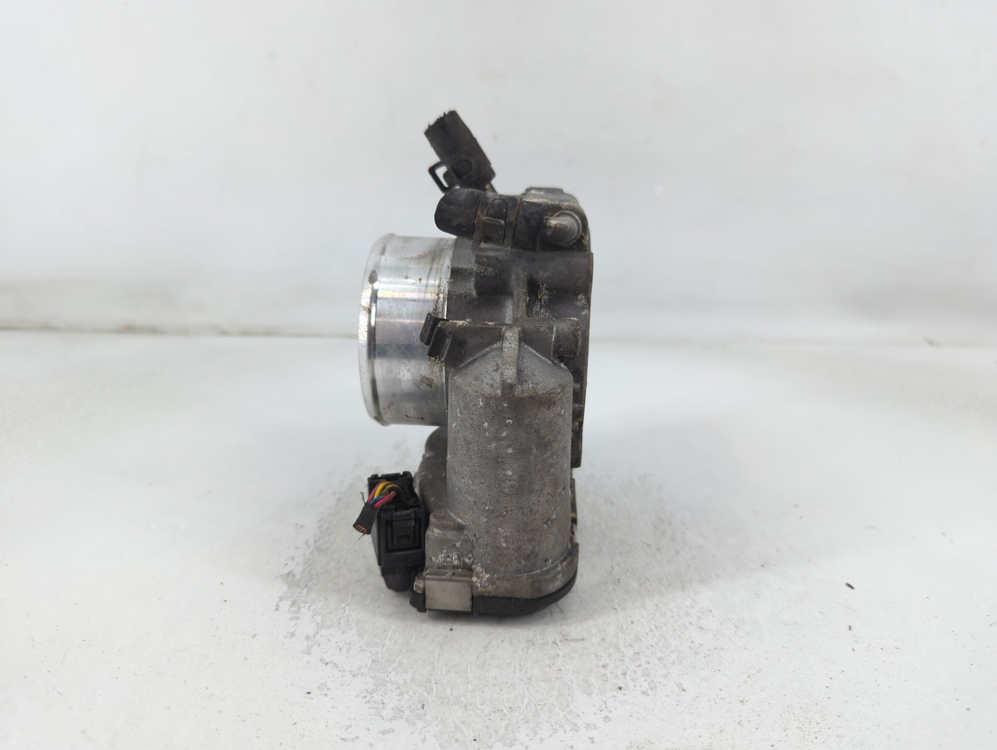2012-2015 Kia Sorento Throttle Body P/N:35100-2G700 Fits Fits 2011 2012 2013 2014 2015 2016 OEM Used Auto Parts - Oemusedaut