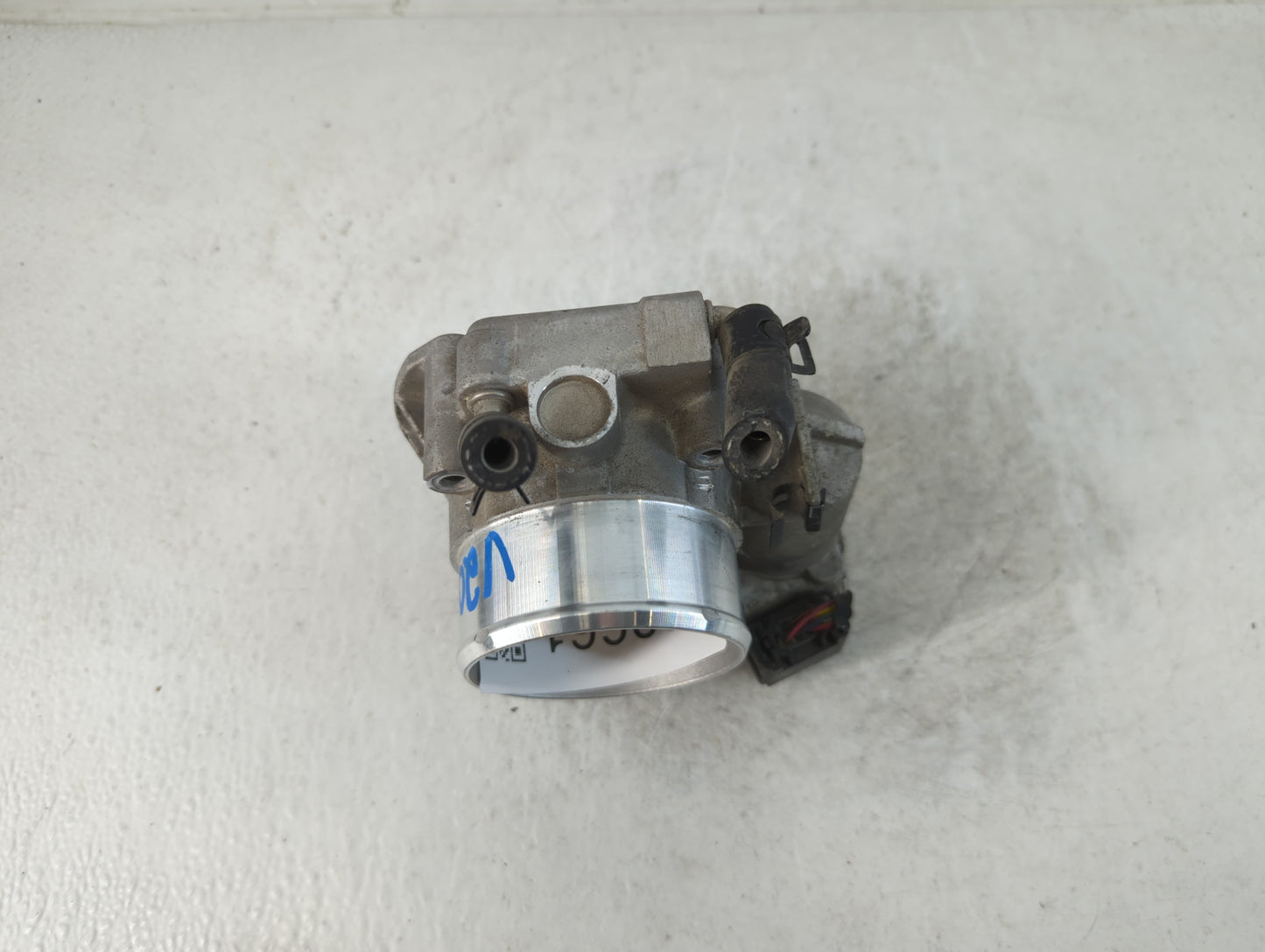2012-2015 Kia Sorento Throttle Body P/N:35100-2G700 Fits Fits 2011 2012 2013 2014 2015 2016 OEM Used Auto Parts - Oemusedaut