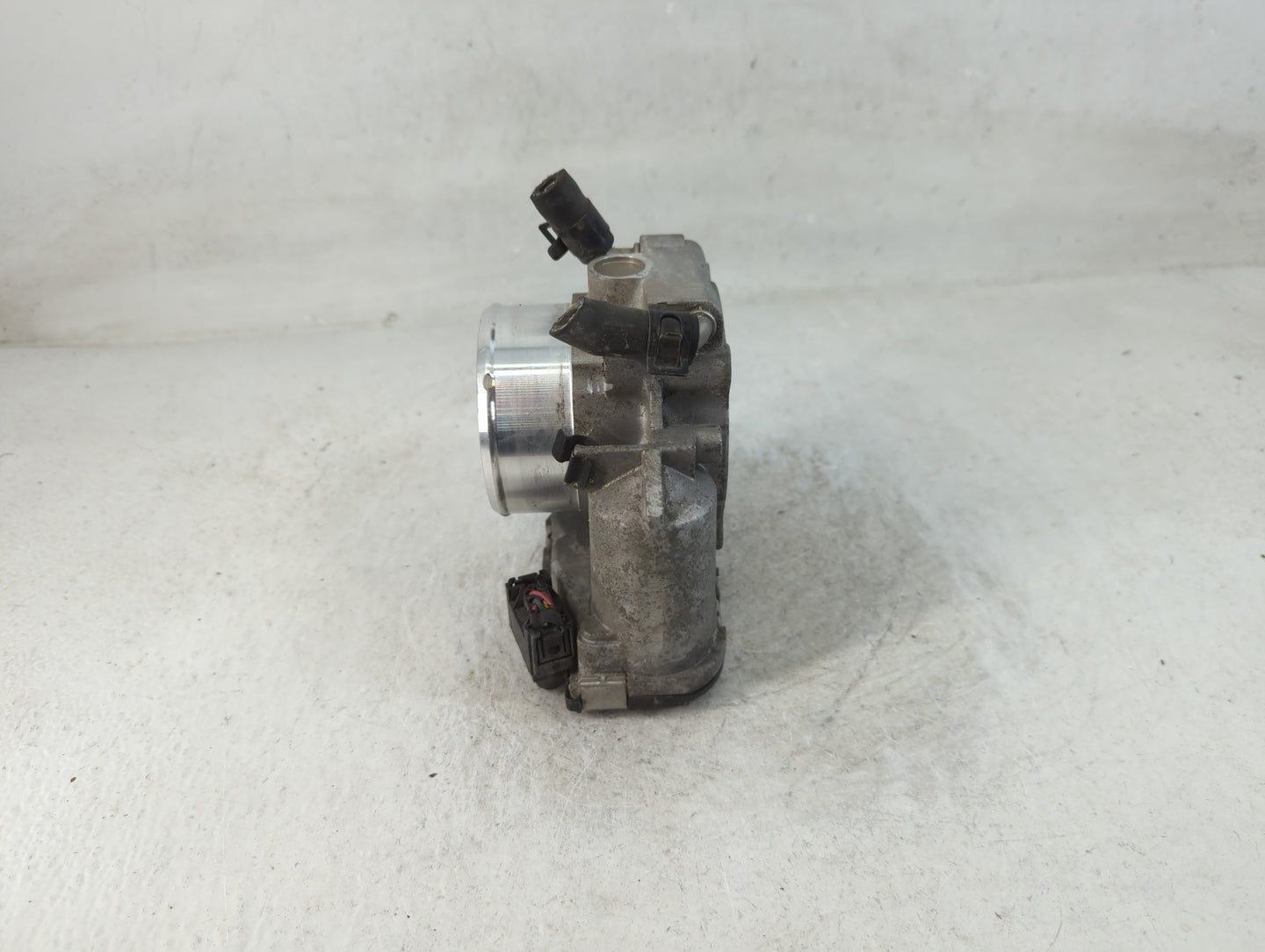2012-2015 Kia Sorento Throttle Body P/N:35100-2G700 Fits Fits 2011 2012 2013 2014 2015 2016 OEM Used Auto Parts - Oemusedaut