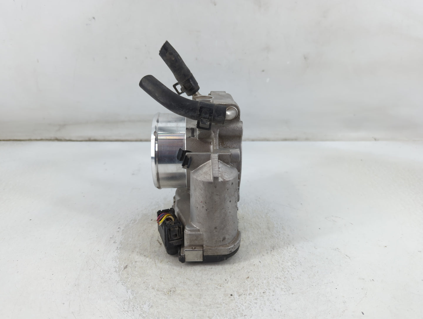 2012-2015 Kia Sorento Throttle Body P/N:35100-2G700 Fits Fits 2011 2012 2013 2014 2015 2016 OEM Used Auto Parts - Oemusedaut
