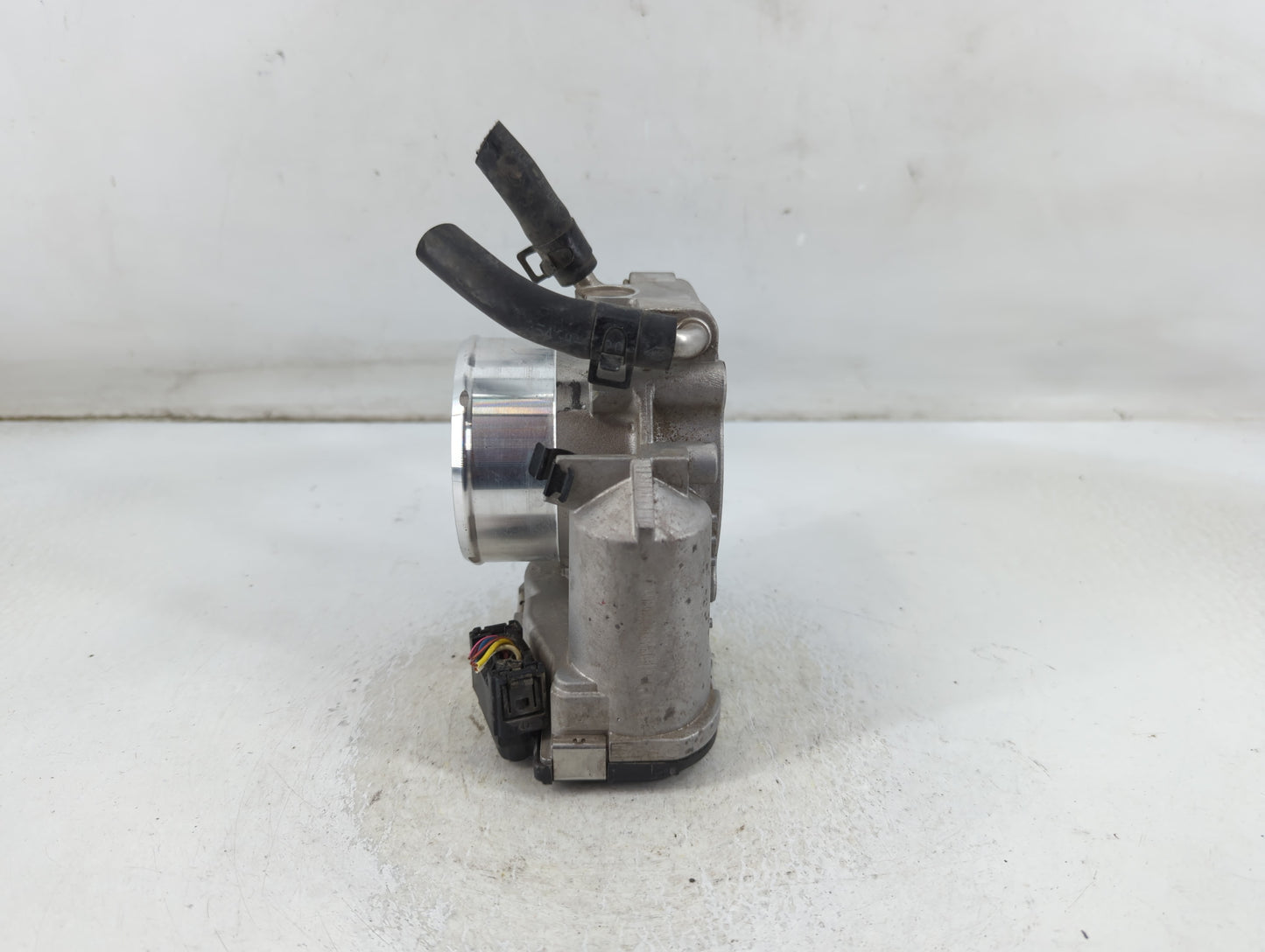 2012-2015 Kia Sorento Throttle Body P/N:35100-2G700 Fits Fits 2011 2012 2013 2014 2015 2016 OEM Used Auto Parts - Oemusedaut