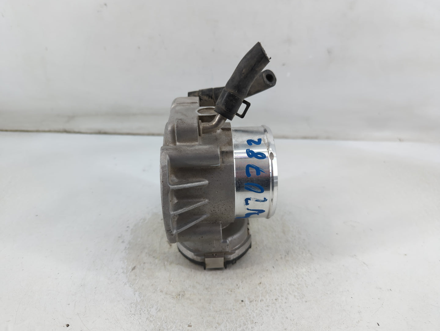 2012-2015 Kia Sorento Throttle Body P/N:35100-2G700 Fits Fits 2011 2012 2013 2014 2015 2016 OEM Used Auto Parts - Oemusedaut