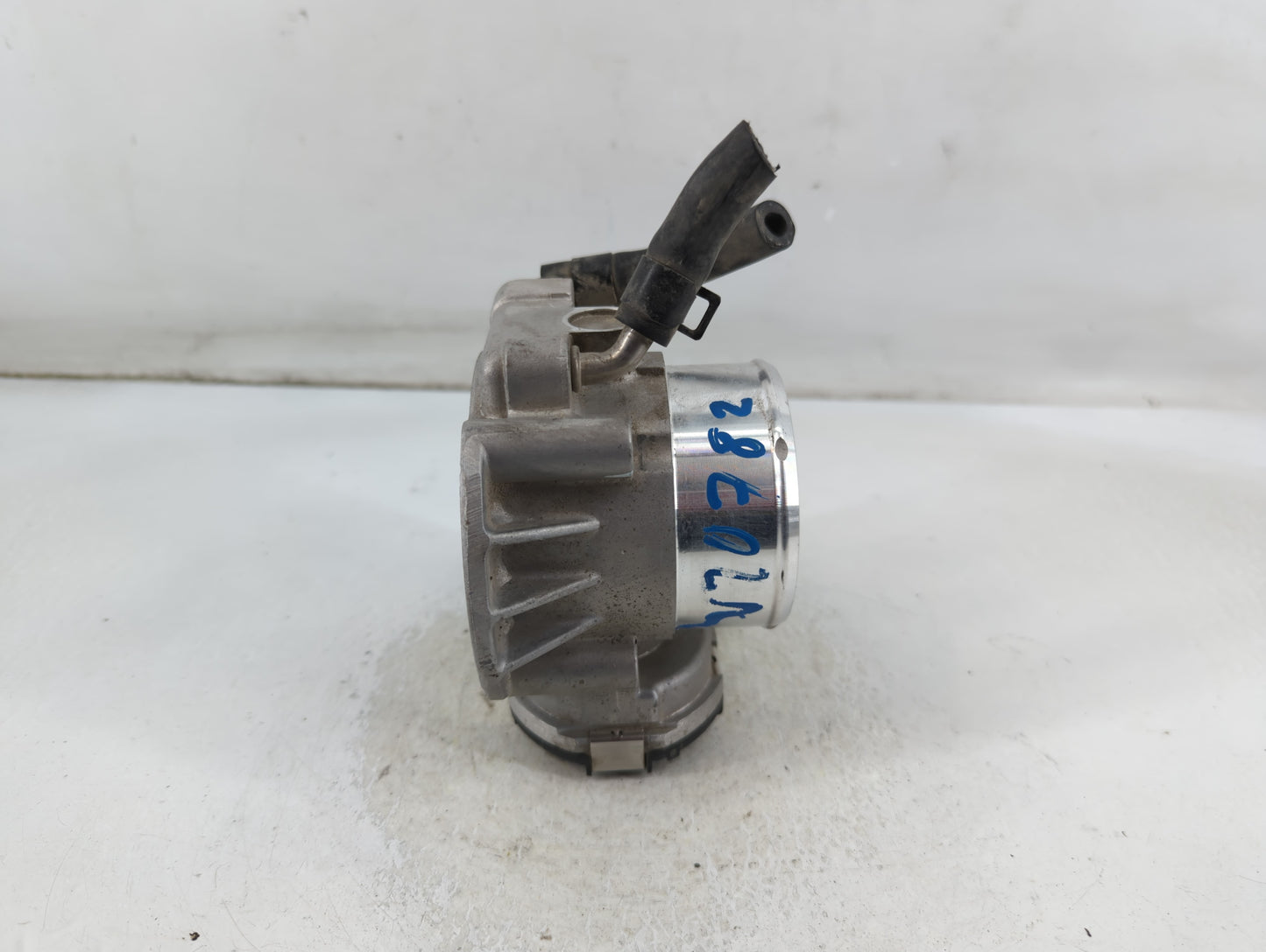 2012-2015 Kia Sorento Throttle Body P/N:35100-2G700 Fits Fits 2011 2012 2013 2014 2015 2016 OEM Used Auto Parts - Oemusedaut