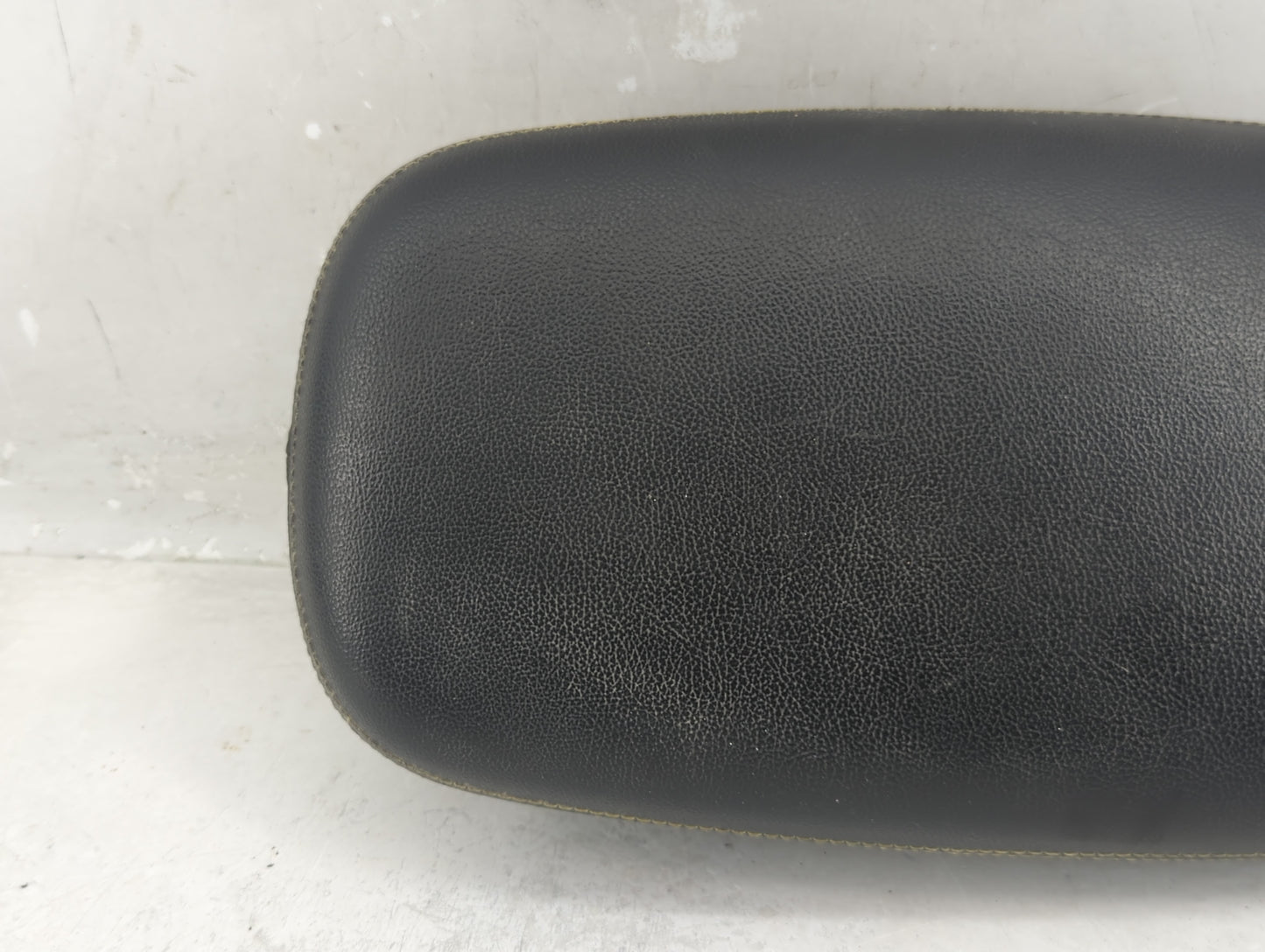 2014 Kia Soul Center Console Armrest Cover Lid P/N:84661-B2101 Fits OEM Used Auto Parts - Oemusedautoparts1.com