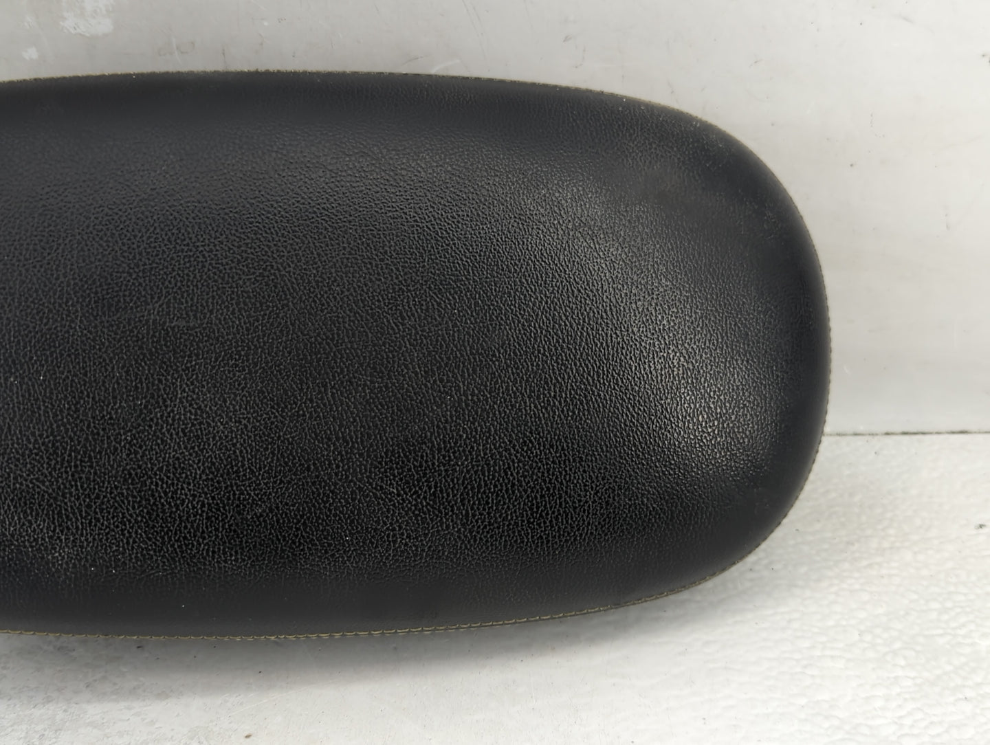 2014 Kia Soul Center Console Armrest Cover Lid P/N:84661-B2101 Fits OEM Used Auto Parts - Oemusedautoparts1.com