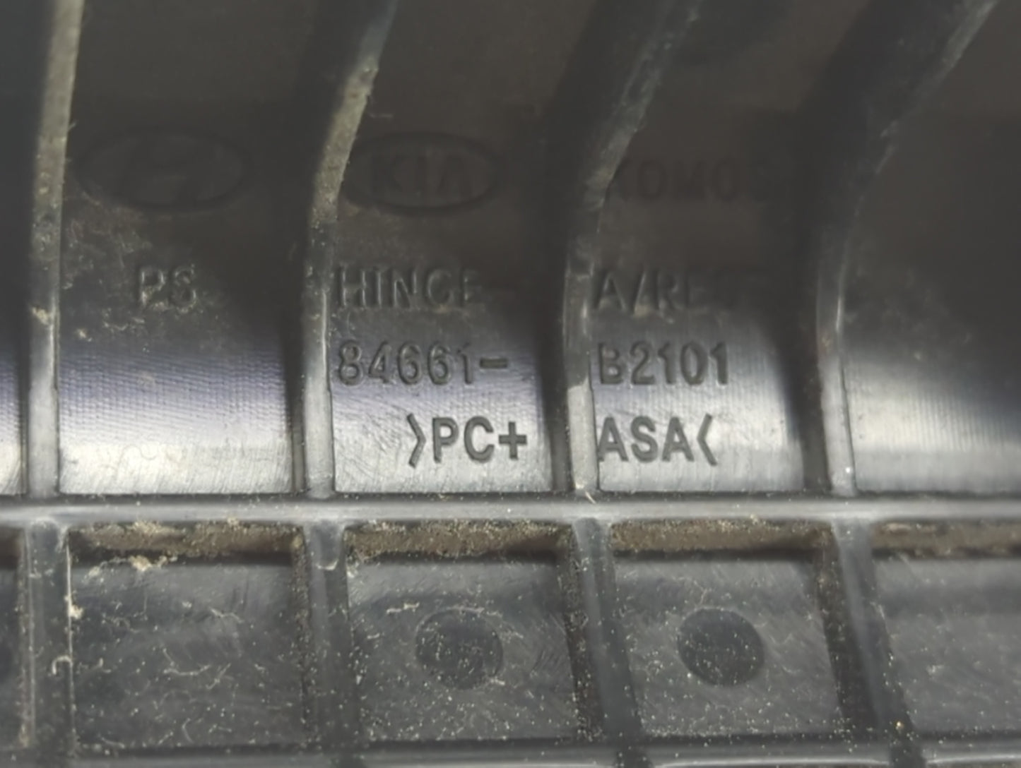 2014 Kia Soul Center Console Armrest Cover Lid P/N:84661-B2101 Fits OEM Used Auto Parts - Oemusedautoparts1.com