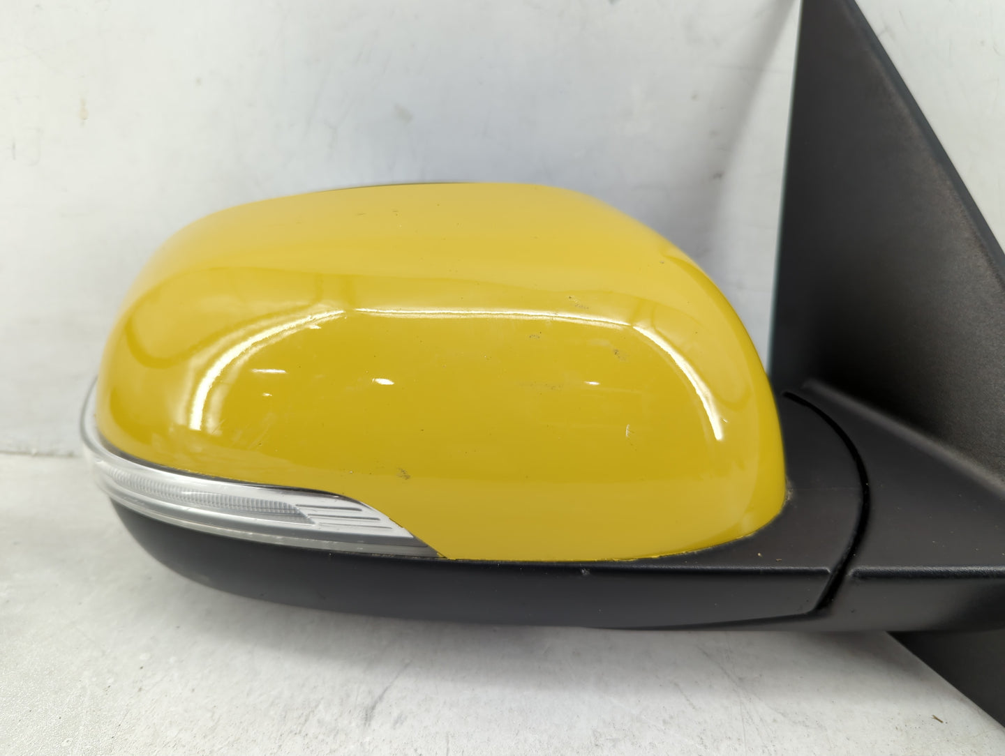 2014-2019 Kia Soul Passenger Right Side View Manual Door Mirror Yellow - Oemusedautoparts1.com