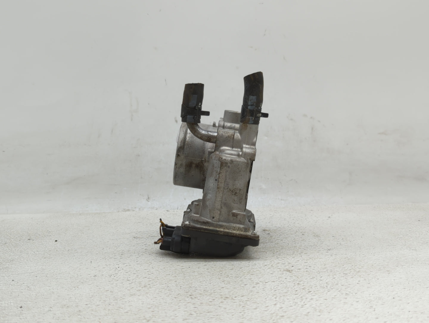 2012-2019 Kia Soul Throttle Body P/N:35100-2B300 Fits Fits 2012 2013 2014 2015 2016 2017 2018 2019 OEM Used Auto Parts - Oem