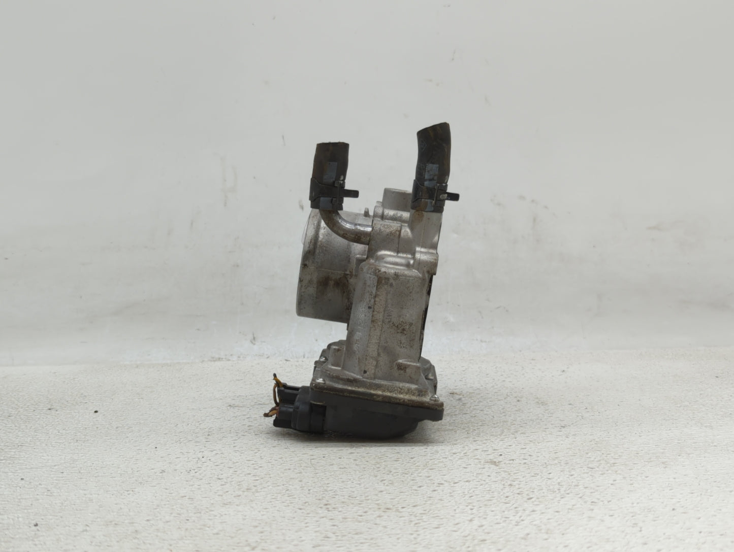 2012-2019 Kia Soul Throttle Body P/N:35100-2B300 Fits Fits 2012 2013 2014 2015 2016 2017 2018 2019 OEM Used Auto Parts - Oem