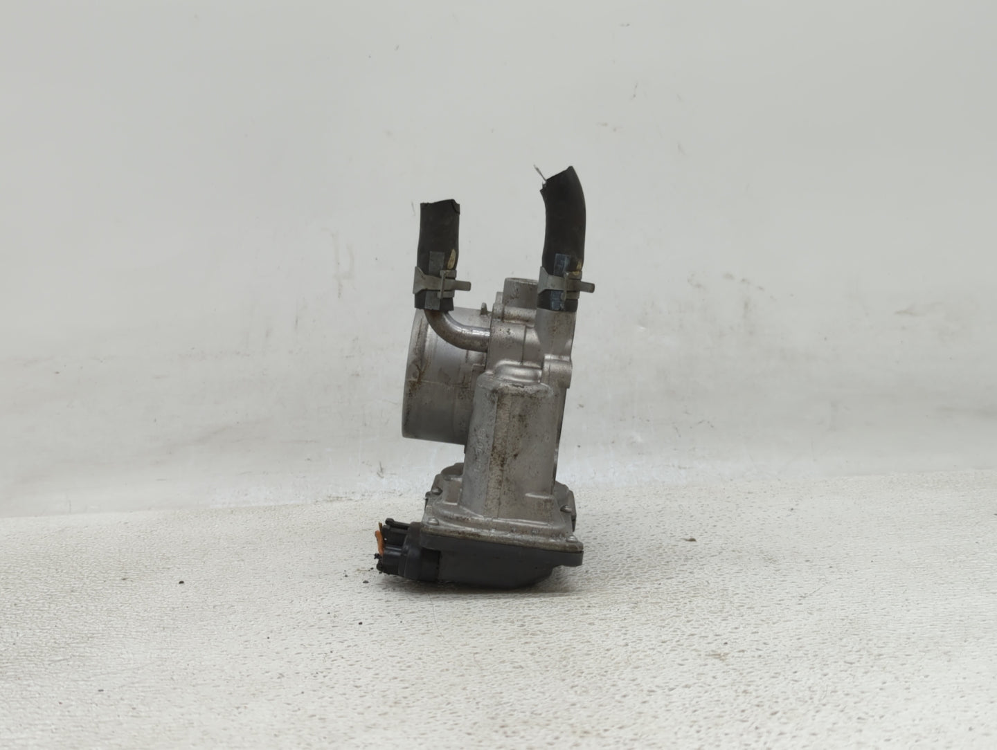 2012-2019 Kia Soul Throttle Body P/N:35100-2B300 Fits Fits 2012 2013 2014 2015 2016 2017 2018 2019 OEM Used Auto Parts - Oem