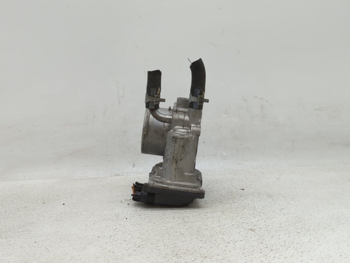 2012-2019 Kia Soul Throttle Body P/N:35100-2B300 Fits Fits 2012 2013 2014 2015 2016 2017 2018 2019 OEM Used Auto Parts - Oem