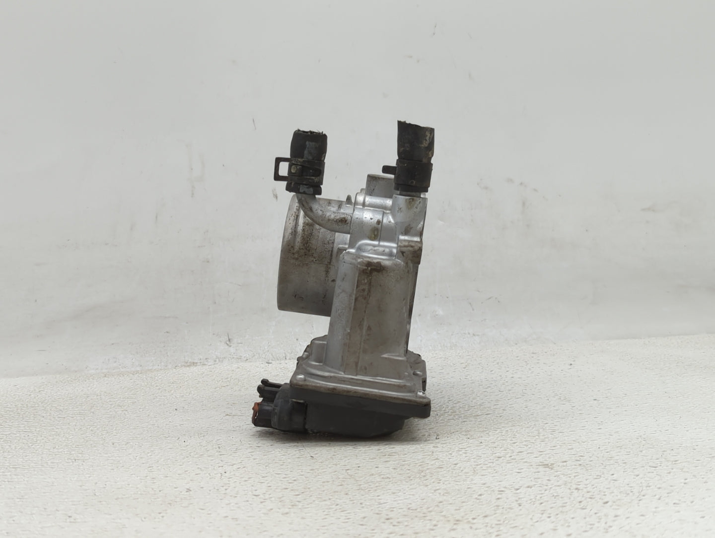 2012-2019 Kia Soul Throttle Body P/N:35100-2B300 Fits Fits 2012 2013 2014 2015 2016 2017 2018 2019 OEM Used Auto Parts - Oem