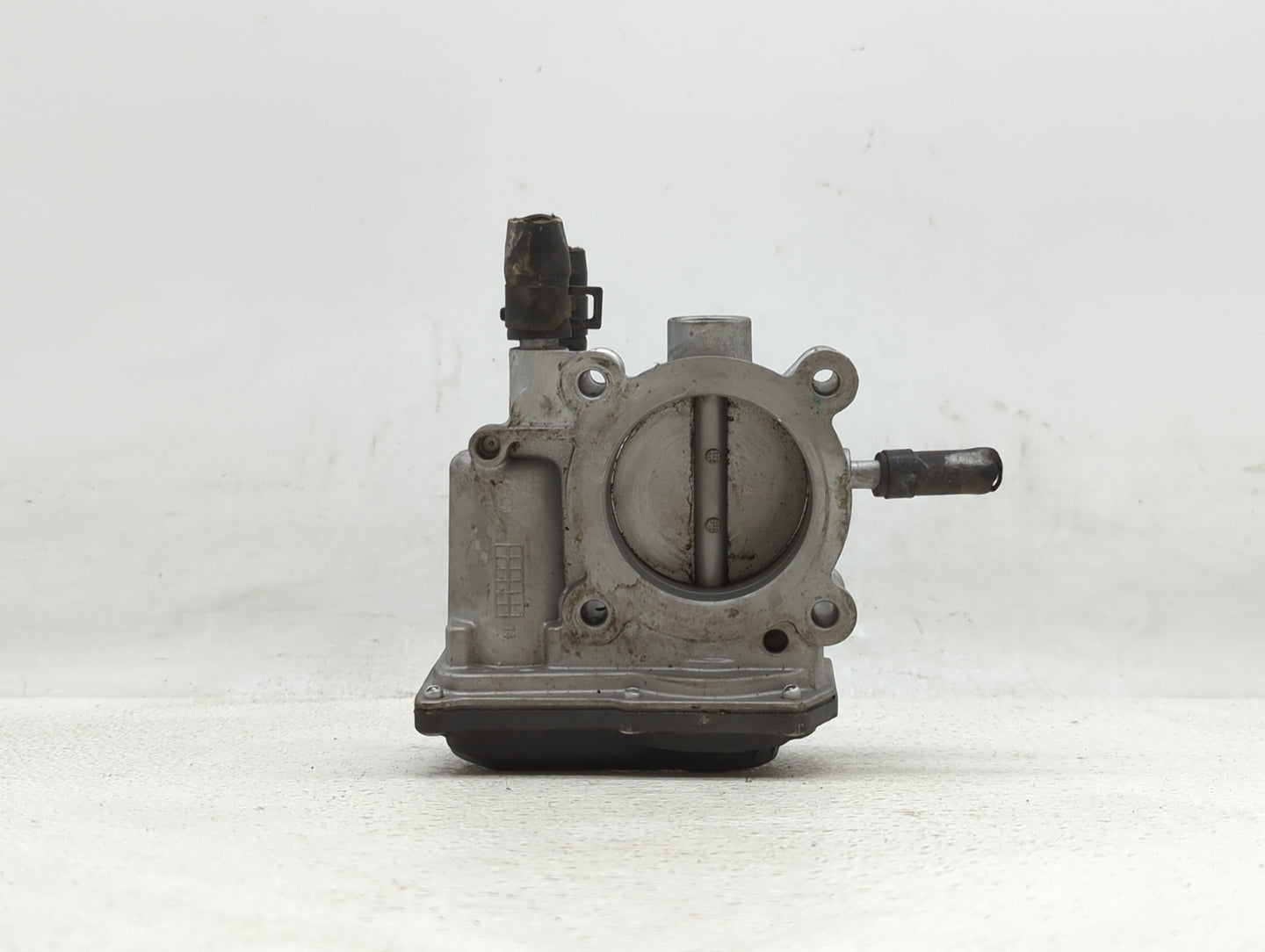 2012-2019 Kia Soul Throttle Body P/N:35100-2B300 Fits Fits 2012 2013 2014 2015 2016 2017 2018 2019 OEM Used Auto Parts - Oem