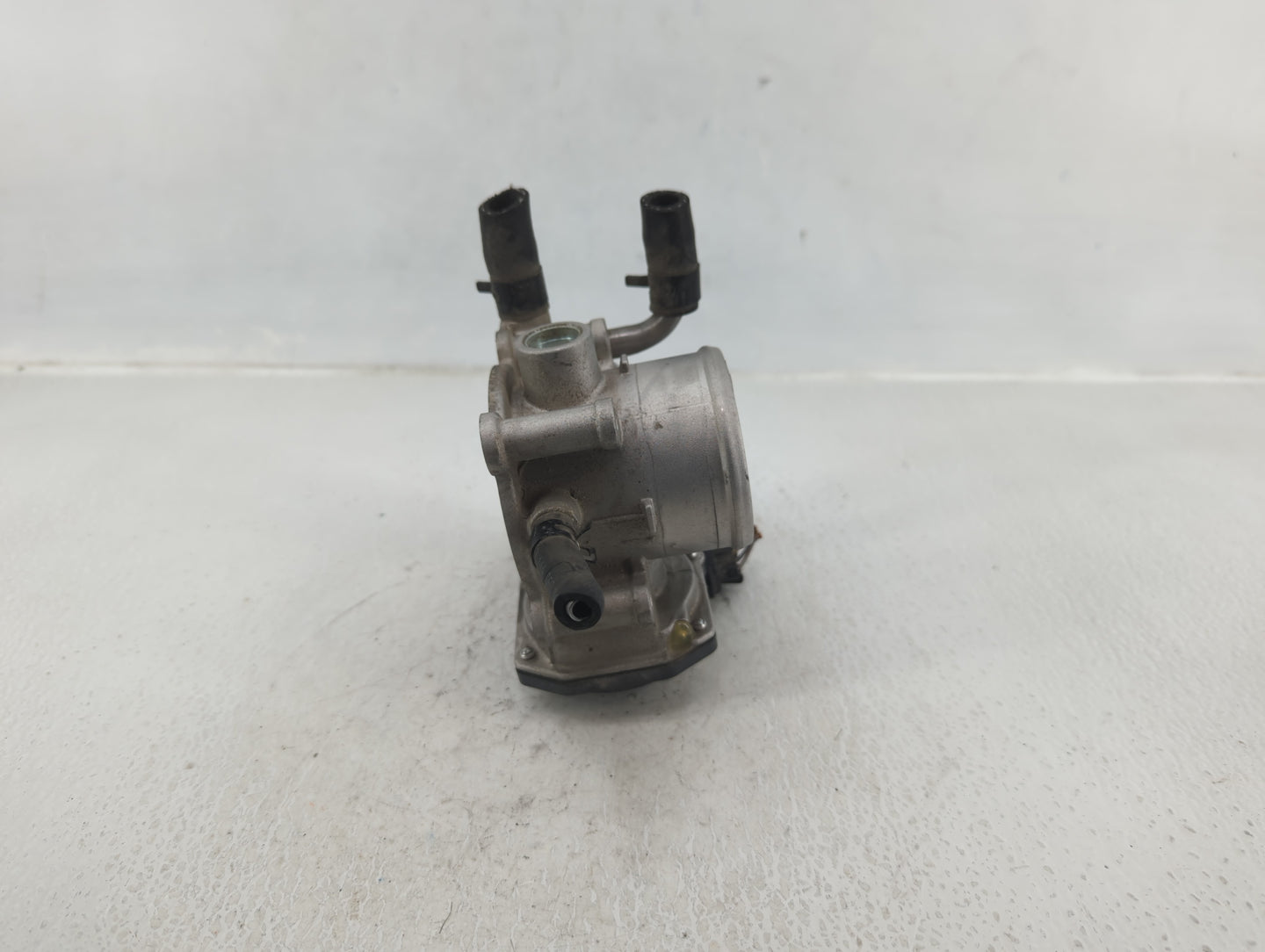 2012-2019 Kia Soul Throttle Body P/N:35100-2B300 Fits Fits 2012 2013 2014 2015 2016 2017 2018 2019 OEM Used Auto Parts - Oem