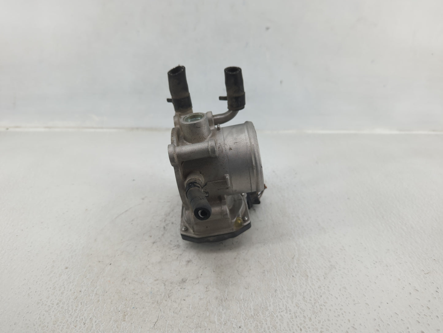 2012-2019 Kia Soul Throttle Body P/N:35100-2B300 Fits Fits 2012 2013 2014 2015 2016 2017 2018 2019 OEM Used Auto Parts - Oem