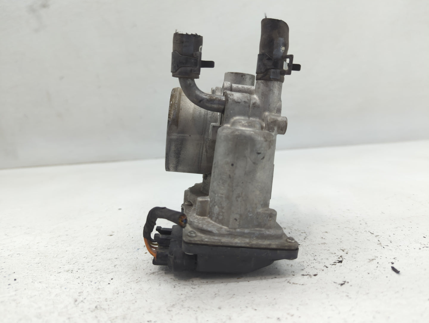 2012-2019 Kia Soul Throttle Body P/N:35100-2B300 Fits Fits 2012 2013 2014 2015 2016 2017 2018 2019 OEM Used Auto Parts - Oem